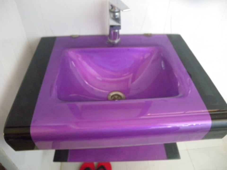 Deluxe Room, 1 Double Bed, Non Smoking | Bathroom | Shower, free toiletries, towels