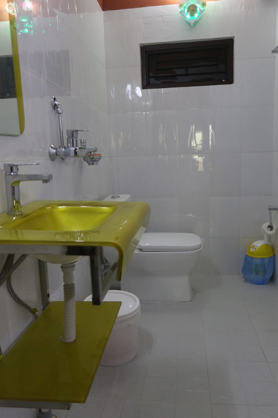 Deluxe Room, 1 Double Bed, Non Smoking | Bathroom | Shower, free toiletries, towels