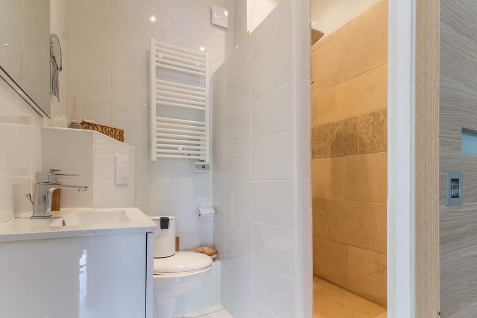 Suite (Lotus) | Bathroom | Shower