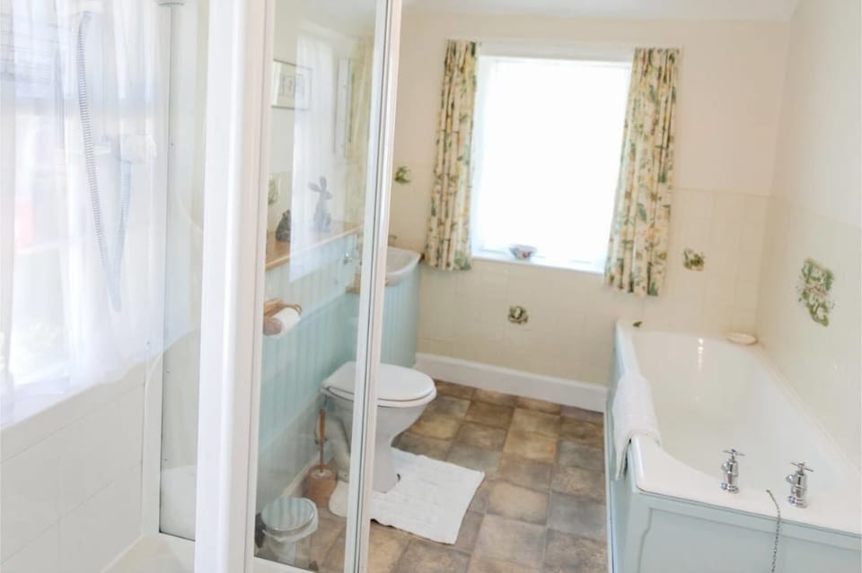 Deep soaking tub, hair dryer, towels