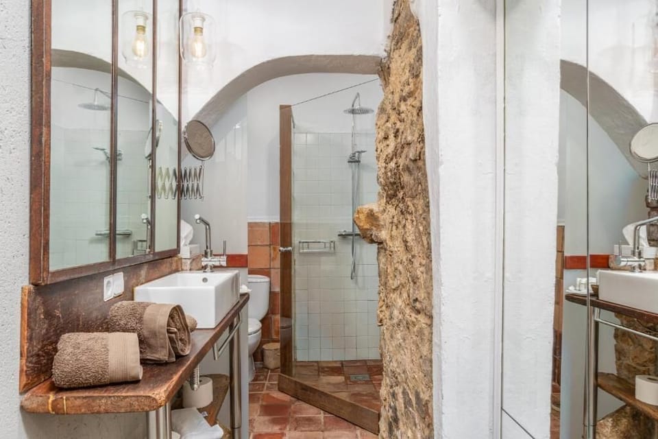 Classic Room | Bathroom | Shower, free toiletries, hair dryer, bathrobes