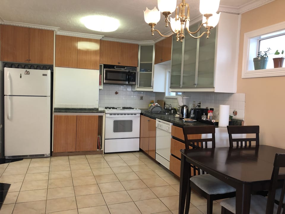 Standard Double Room, 1 Double Bed, Non Smoking | Shared kitchen | Full-size fridge, microwave, oven, stovetop