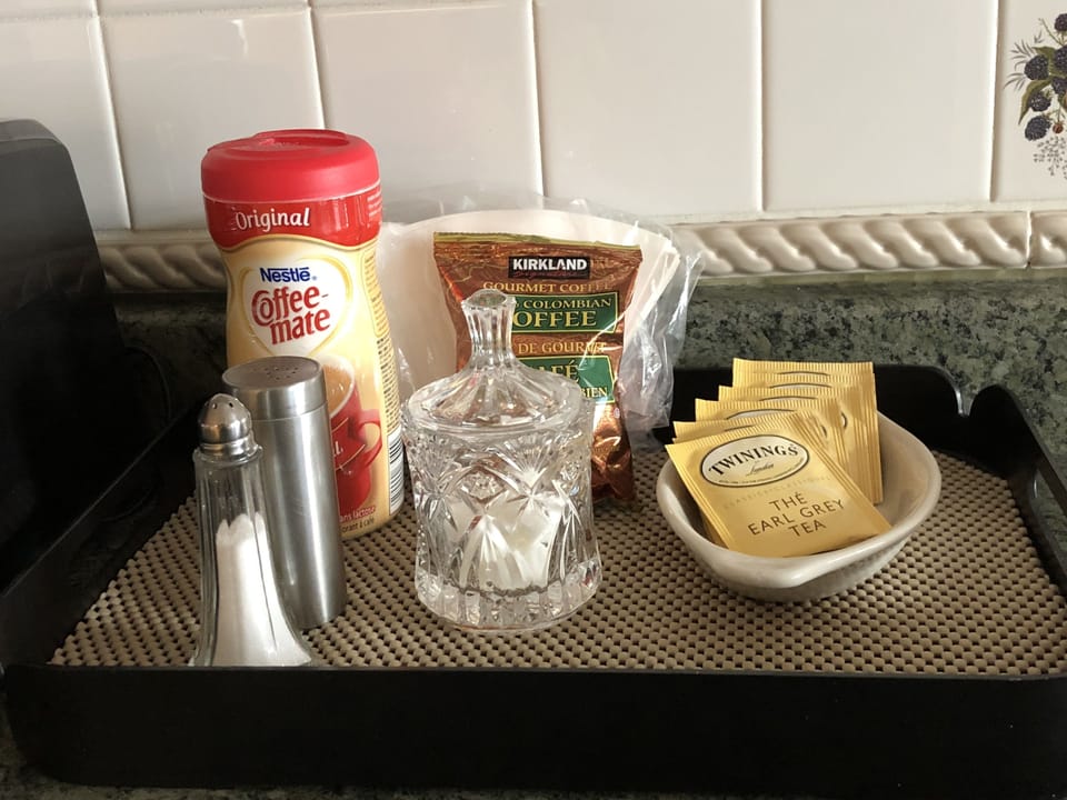 Full-size fridge, microwave, oven, stovetop