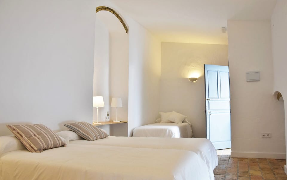 Habitación cuádruple (con bañera) | Desk, blackout drapes, WiFi (free), bed sheets
