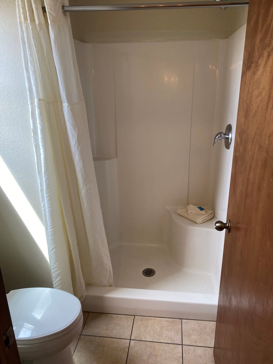 Standard Cabin, 2 Queen Beds, Non Smoking, Lake View | Bathroom | Shower, hair dryer, towels, shampoo