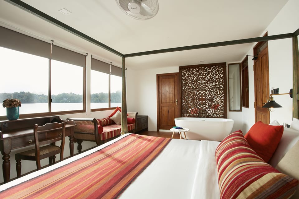 Deluxe Cabin, 1 Queen Bed, Non Smoking, Lake View | Egyptian cotton sheets, premium bedding, in-room safe