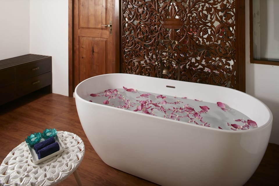 Deluxe Cabin, 1 Queen Bed, Non Smoking, Lake View | Bathroom | Separate tub and shower, hair dryer, bathrobes, bidet