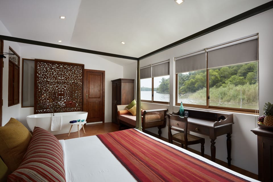 Deluxe Cabin, 1 Queen Bed, Non Smoking, Lake View | Egyptian cotton sheets, premium bedding, in-room safe