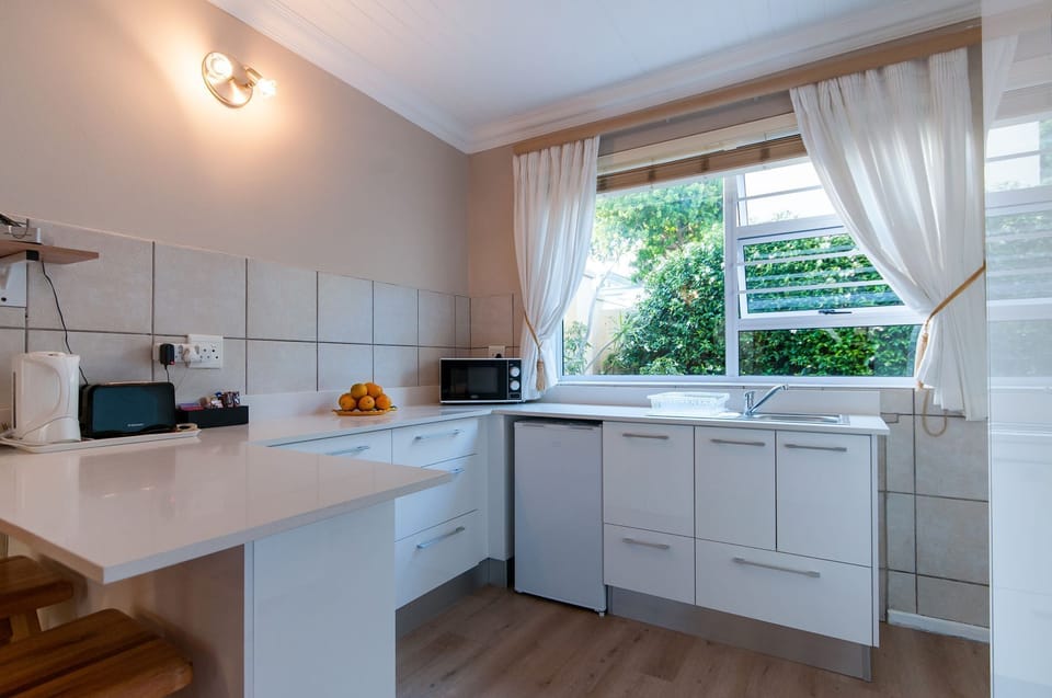 Double Room, Non Smoking | Minibar, in-room safe, desk, blackout drapes