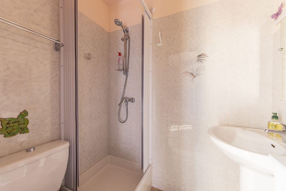 Room, Non Smoking, Pool View (Lavande) | Bathroom | Hair dryer, towels