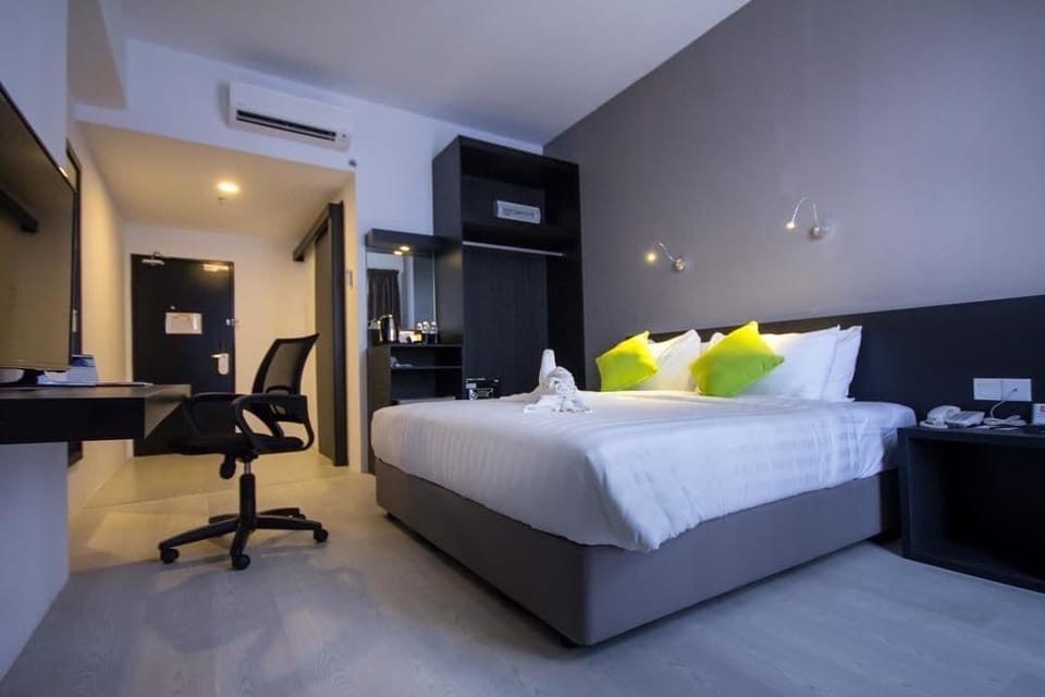 Deluxe Room | Minibar, in-room safe, desk, blackout drapes