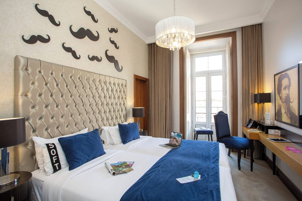 Standard Twin Room | Minibar, in-room safe, individually decorated, individually furnished