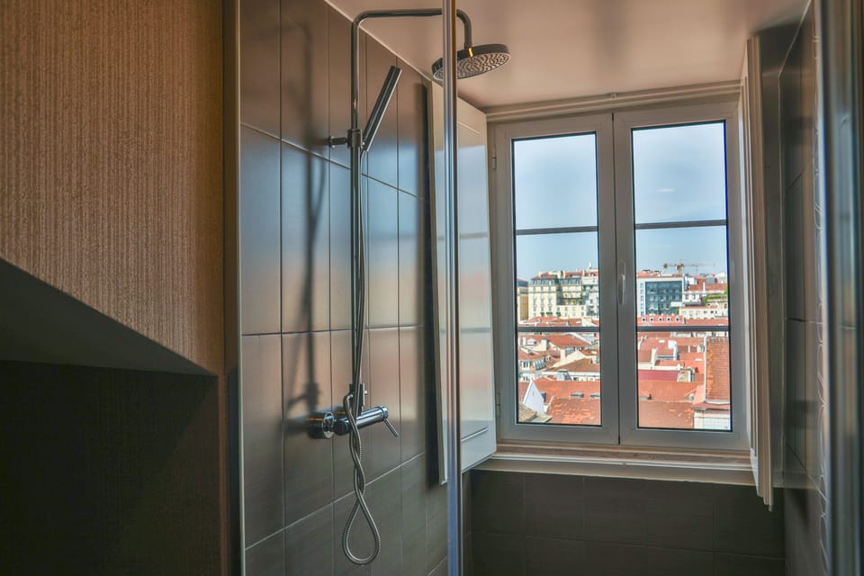 Suite | Bathroom | Free toiletries, hair dryer, towels