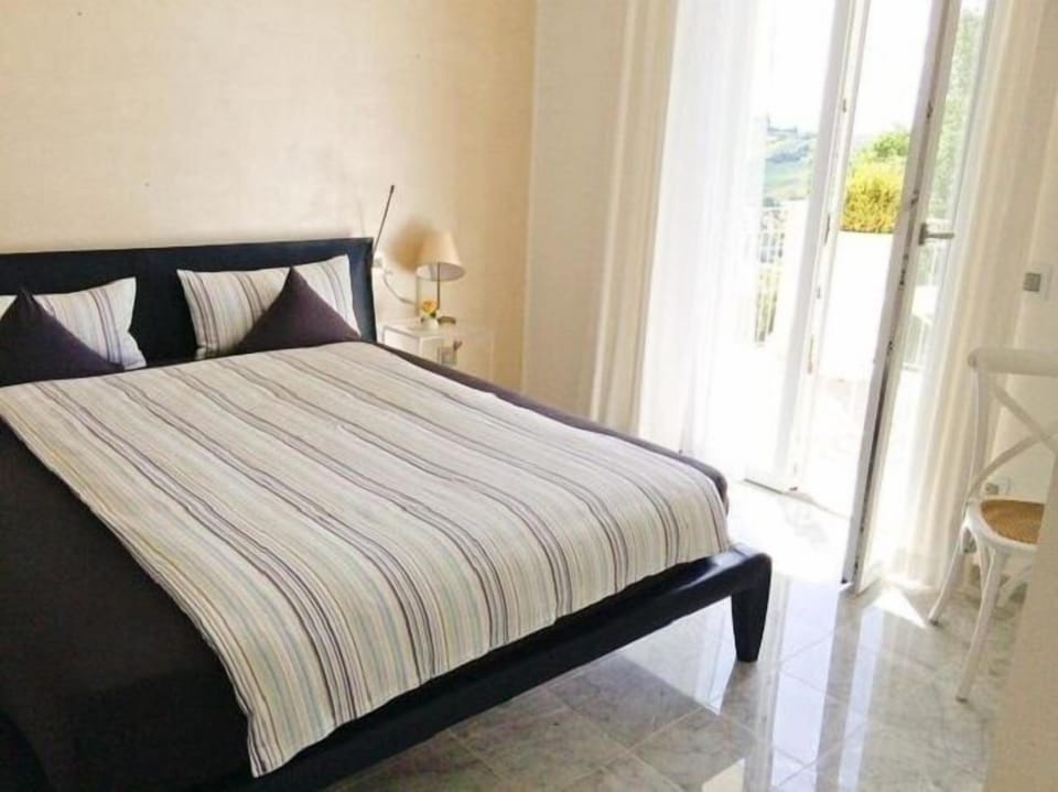 Deluxe Double Room, Non Smoking | Egyptian cotton sheets, premium bedding, minibar, in-room safe