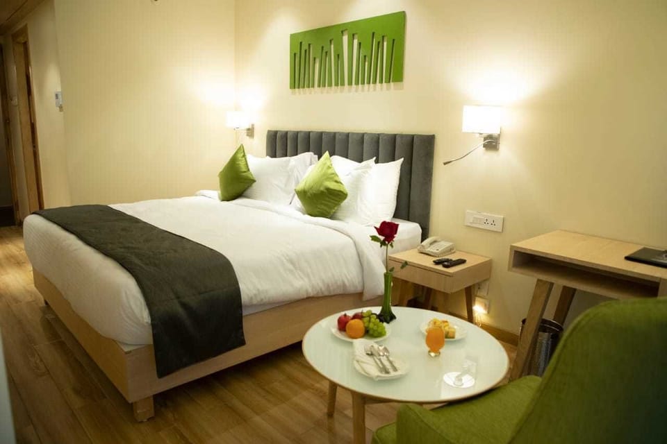 Premium Double or Twin Room, 1 Queen Bed, Non Smoking | Minibar, in-room safe, desk, soundproofing