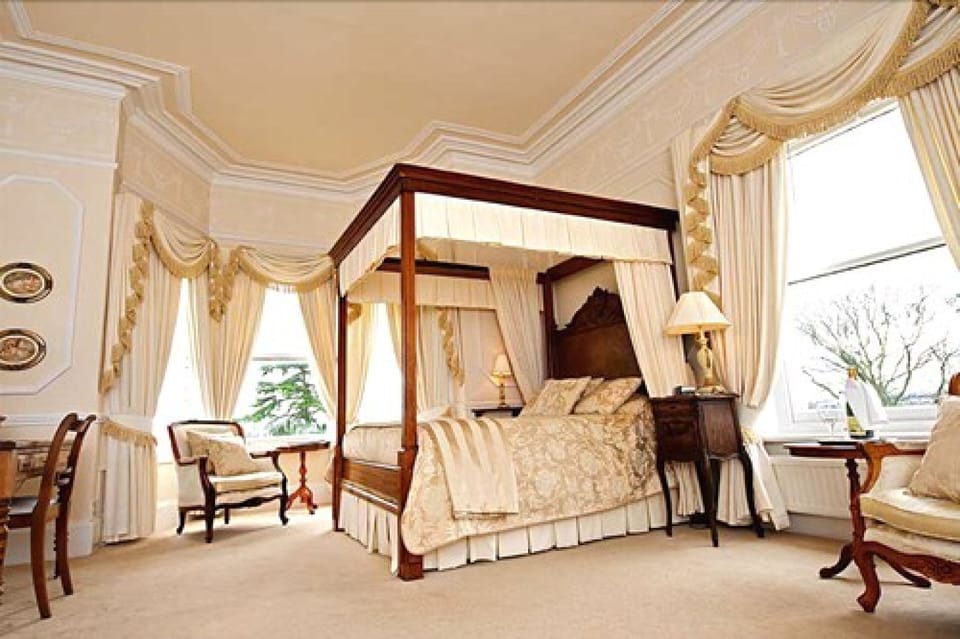 Desk, bed sheets