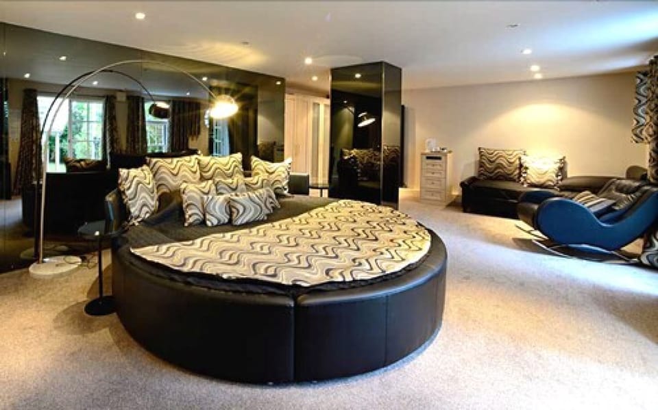 Desk, bed sheets