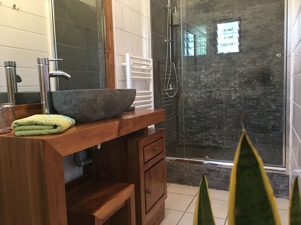 Room, Multiple Beds, Non Smoking | Bathroom | Shower, hair dryer, towels