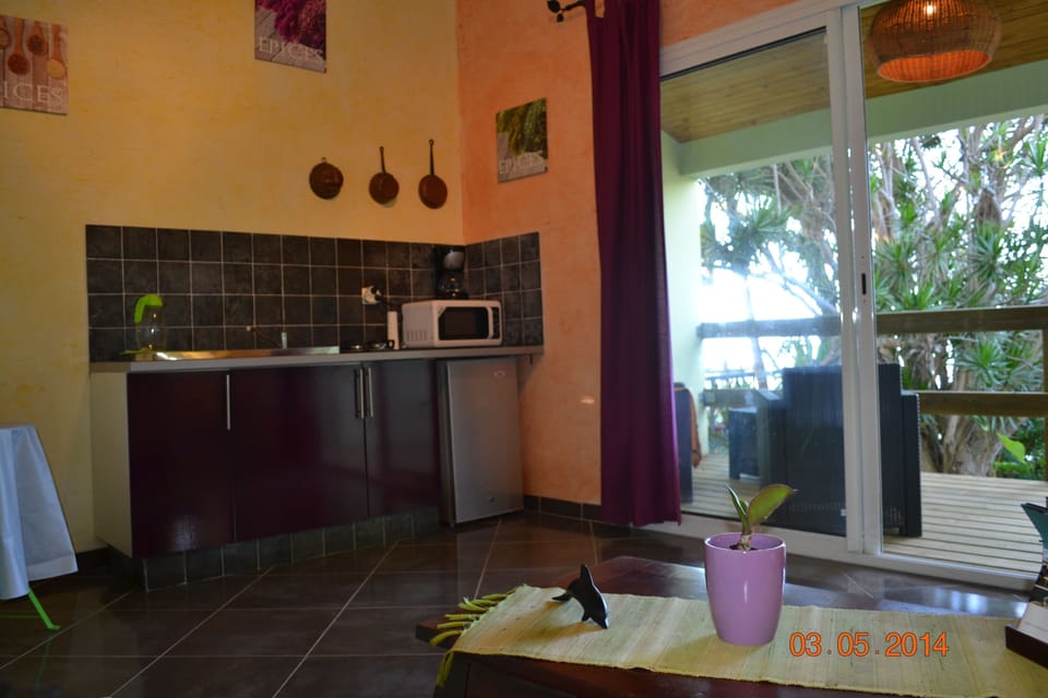Room, Multiple Beds, Non Smoking | Living area