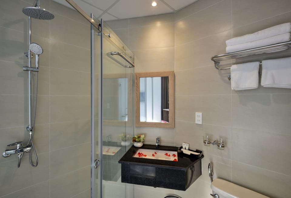 Family Suite | Minibar, desk, free WiFi, bed sheets
