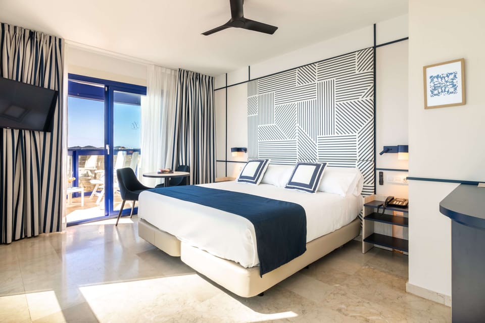 In-room safe, blackout drapes, free WiFi