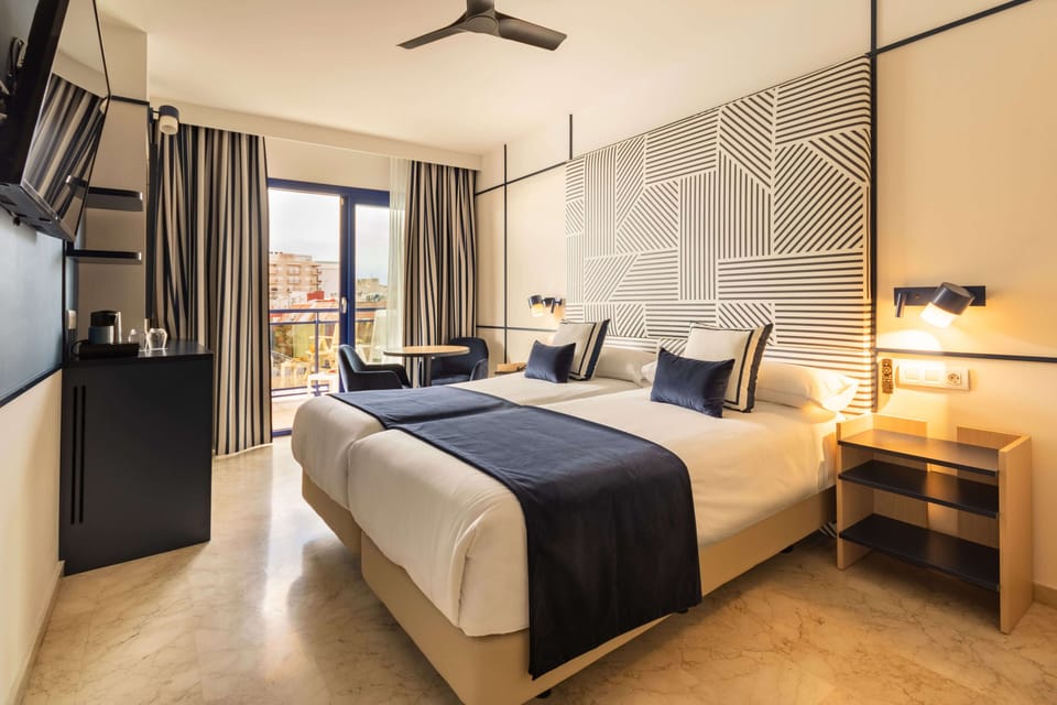 In-room safe, blackout drapes, free WiFi