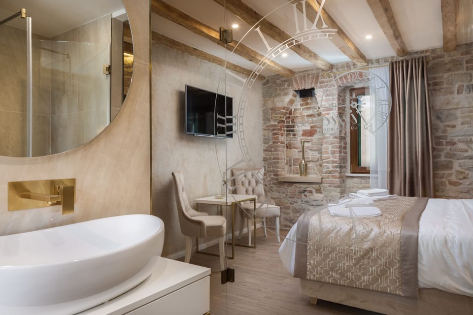 Deluxe Double Room | Bathroom | Shower, free toiletries, hair dryer, towels