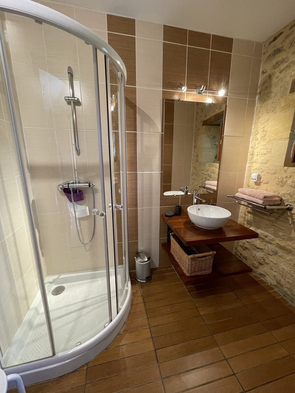 Double Room, Non Smoking | Bathroom | Shower, hair dryer, towels