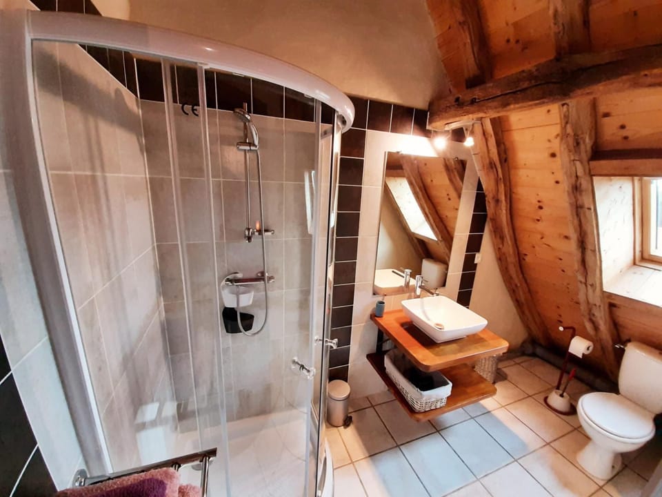 Double Room, Non Smoking | Bathroom | Shower, hair dryer, towels
