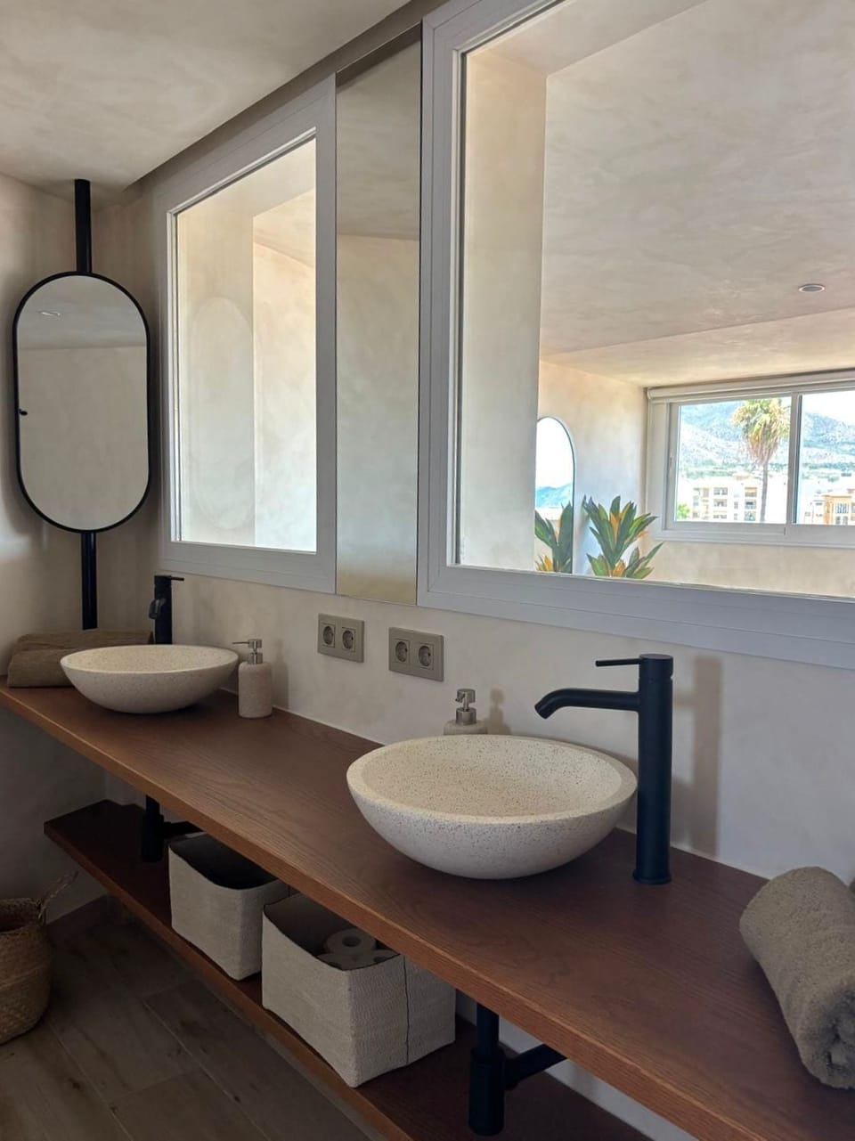 Deluxe Double Room, Sea View | Bathroom | Shampoo, toilet paper