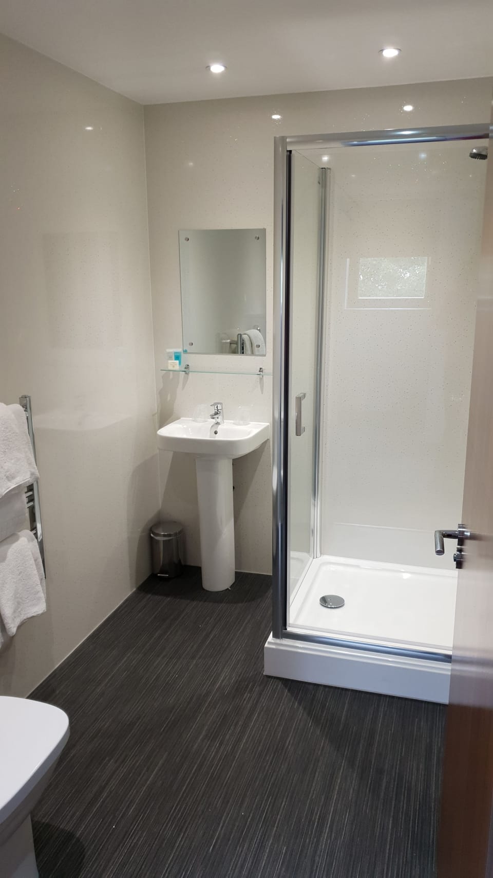 Double Room | Bathroom | Shower, towels