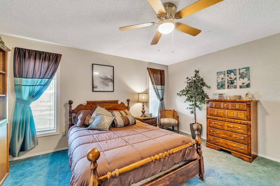 Stead House-3bd/2ba, Ttu,  Fall Specials! 3 Bedroom Home by RedAwning House in Lubbock