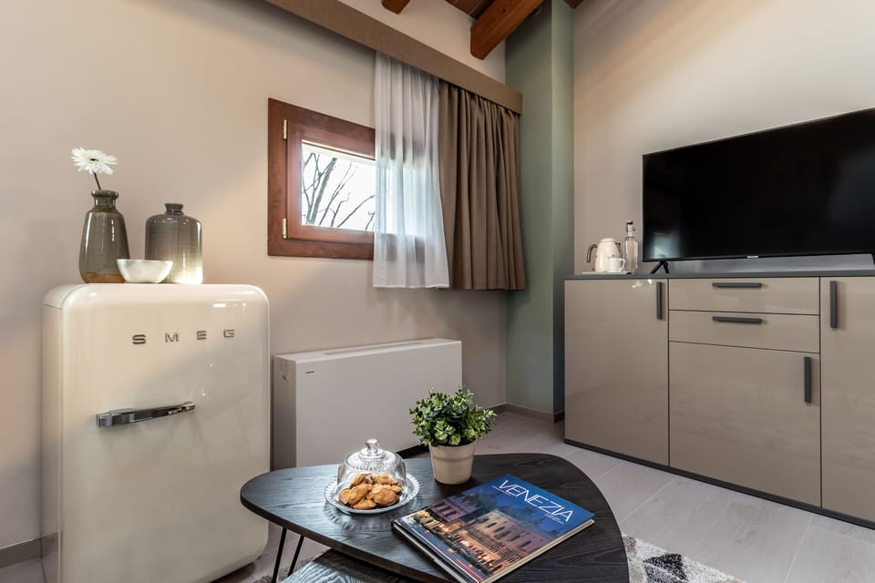 Suite, Pool View (Venezia) | Minibar, in-room safe, individually decorated, desk