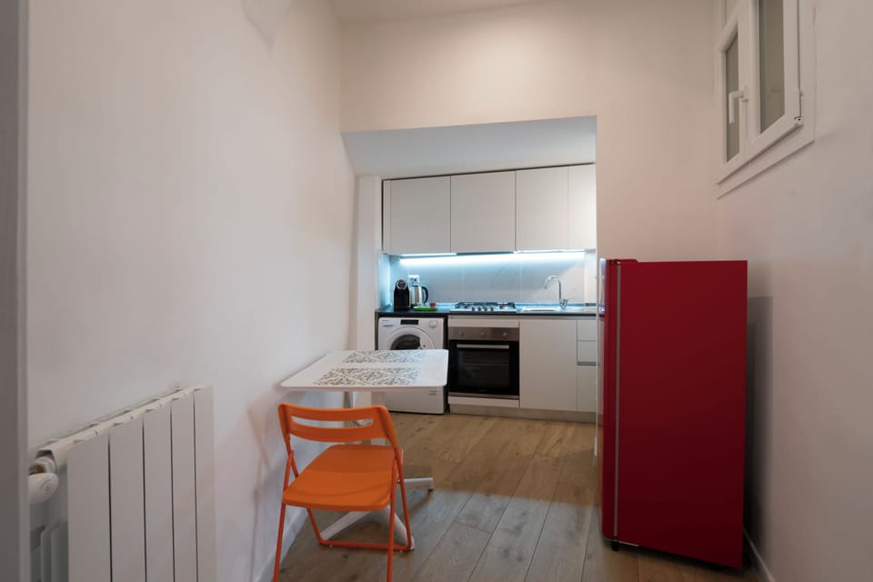 Vischi Apartment Trani Loc Tur REGINELLA (Via N. Vischi 2, 1 Piano) | Private kitchen | Microwave, espresso maker, coffee/tea maker, electric kettle