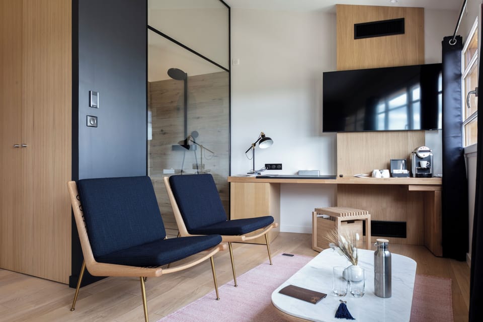 Suite de charme 2ème étage, vue panoramique (Nugère) | Living area | 49-cm flat-screen TV with satellite channels, TV, heated floors