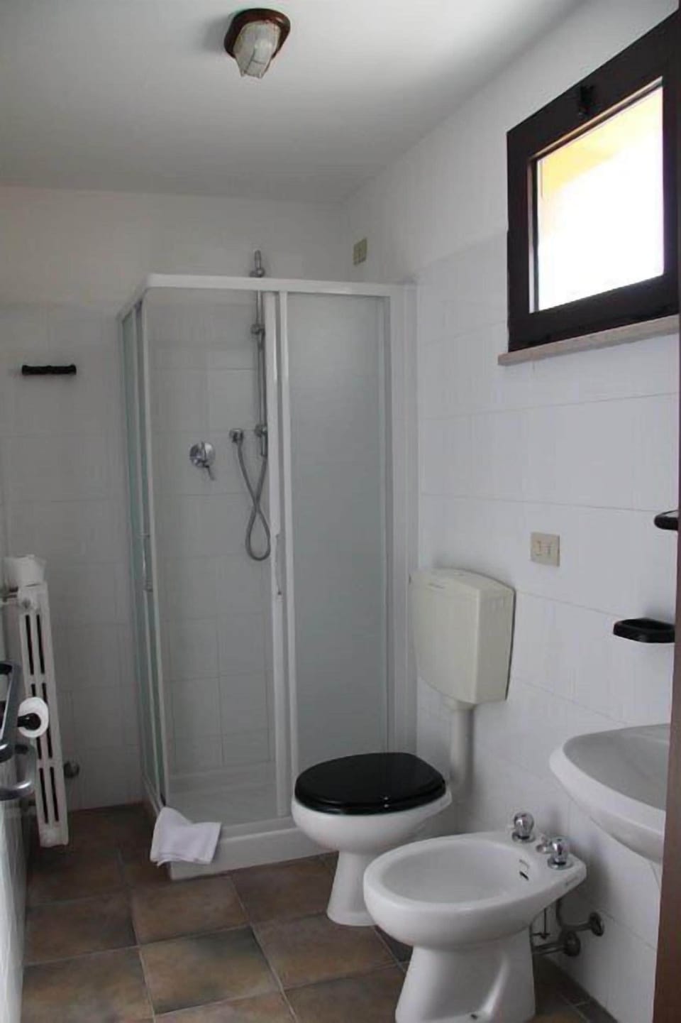 Triple Room, Non Smoking | Bathroom | Shower, free toiletries, bidet, towels