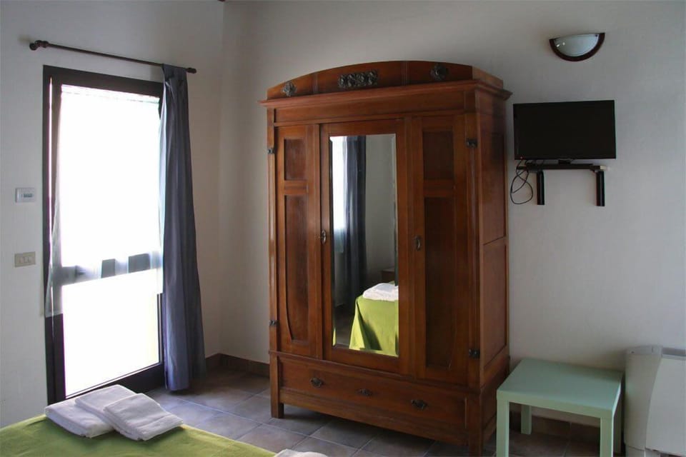 Triple Room, Non Smoking | Cribs/infant beds, free WiFi, bed sheets
