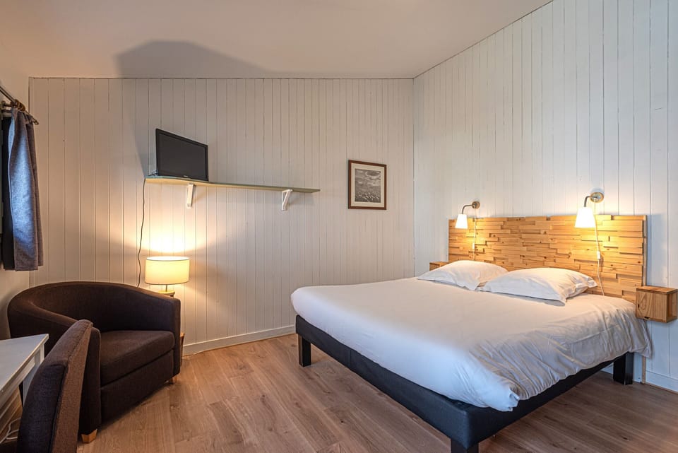Double Room, 1 Double Bed, Non Smoking | Individually decorated, individually furnished, desk, soundproofing