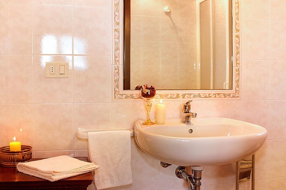 Basic Triple Room, Pool View | Bathroom sink
