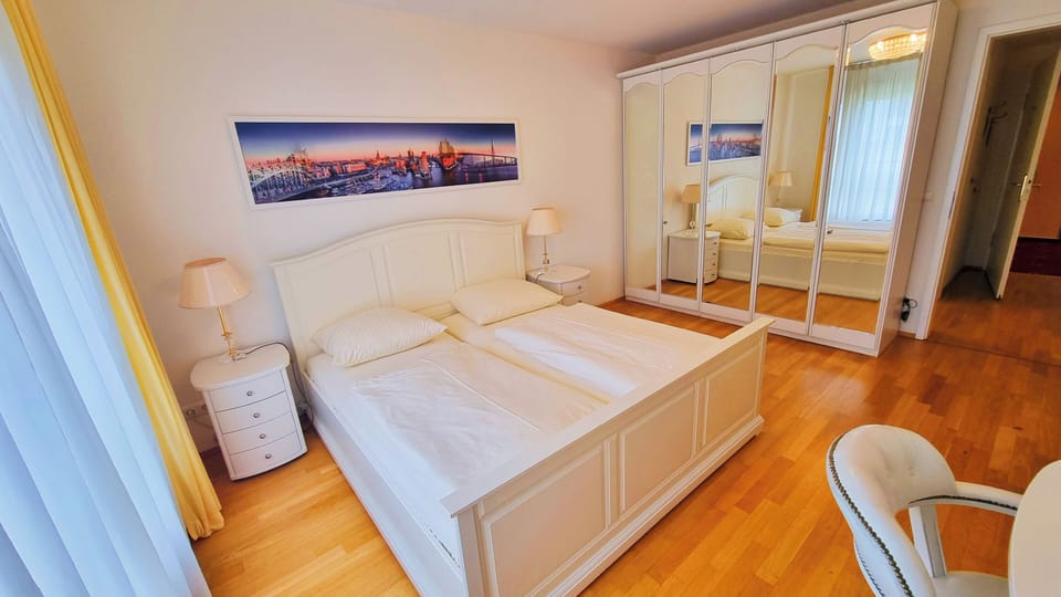 Suite | Desk, soundproofing, free WiFi, bed sheets