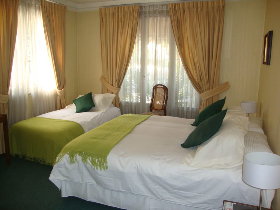Double Room, 2 Twin Beds, Non Smoking | Minibar, free WiFi, bed sheets