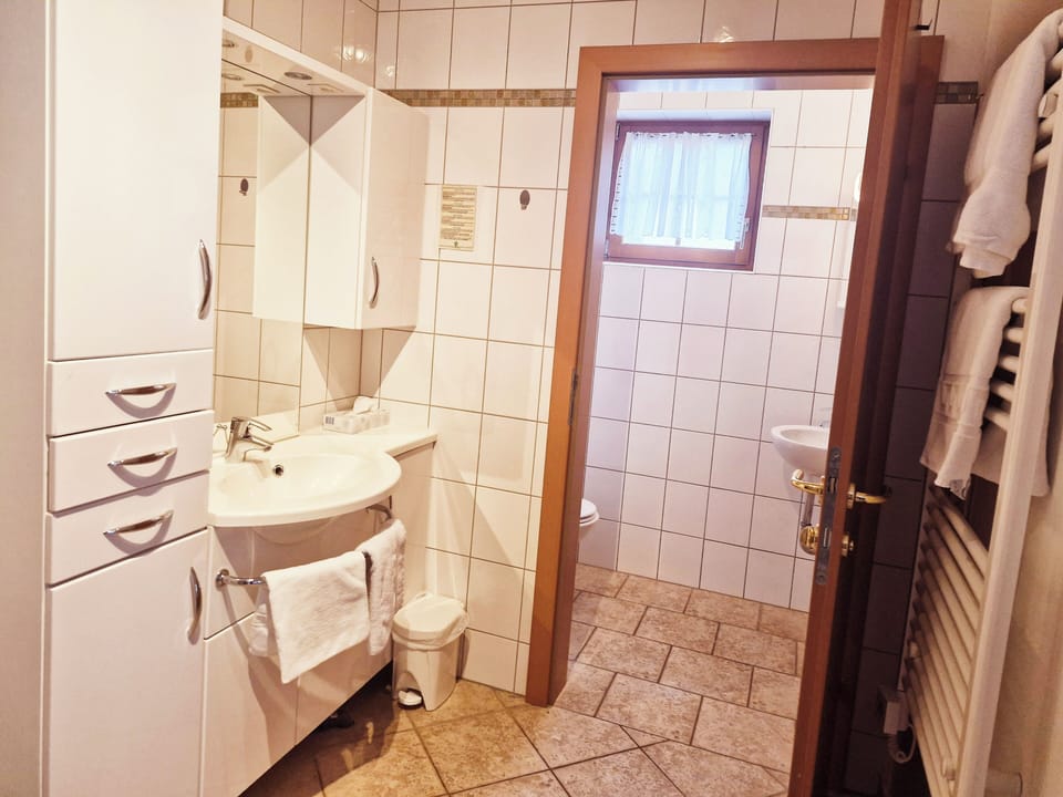 Family Room | Bathroom | Shower, hair dryer, towels, soap