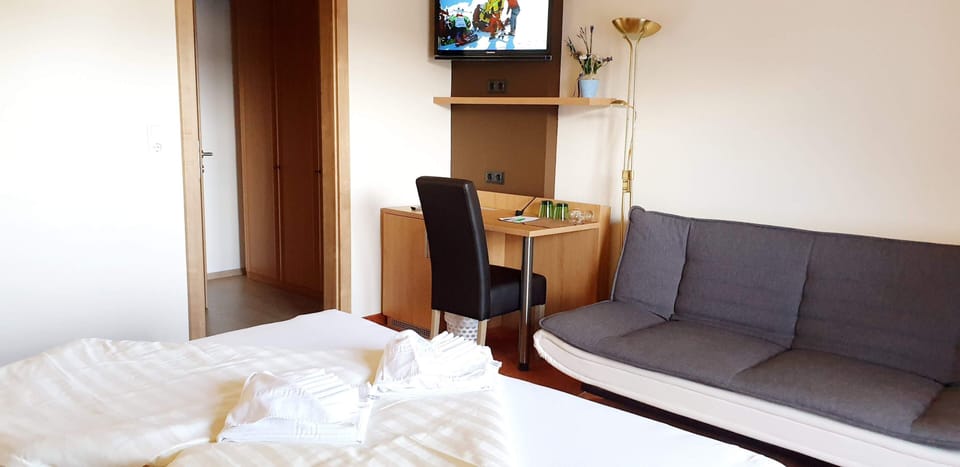 Double Room, Balcony | Free WiFi, bed sheets