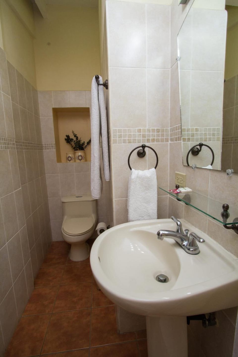 Shower, free toiletries, towels
