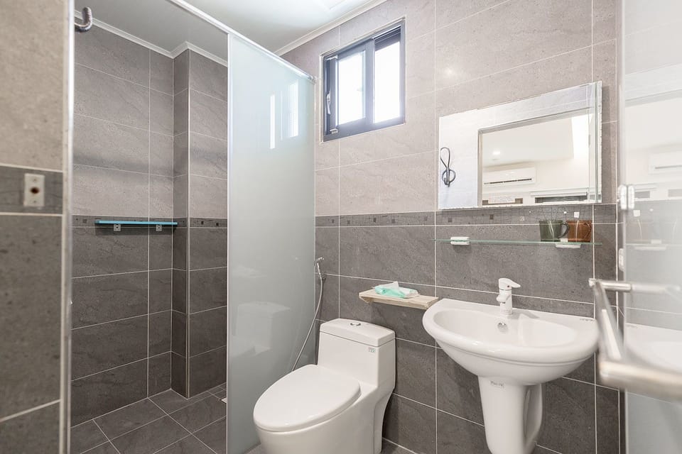 Shower, rainfall showerhead, free toiletries, hair dryer
