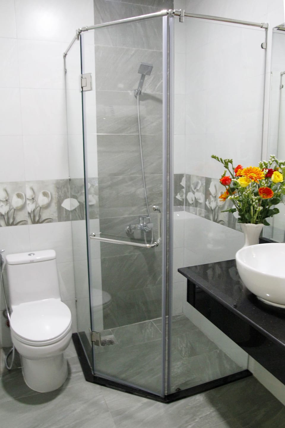 Deep soaking tub, free toiletries, hair dryer, slippers