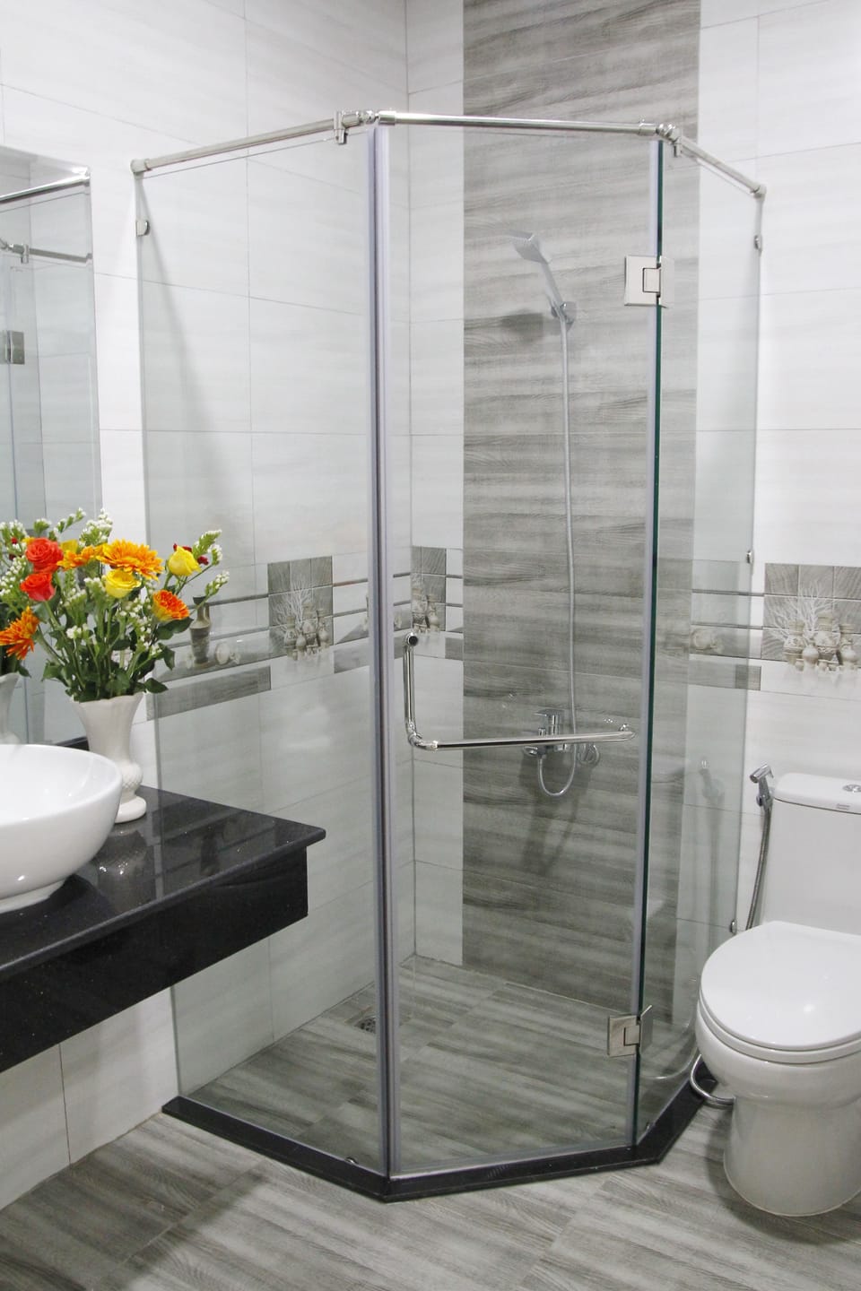 Deluxe Double or Twin Room | Bathroom shower