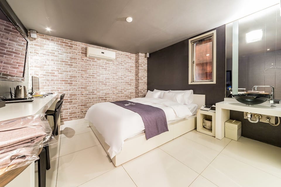 Standard Room (Check-in 6pm on FRI, 9pm on Weekend & Korean Public Holidays) | Down comforters, individually decorated, individually furnished, desk