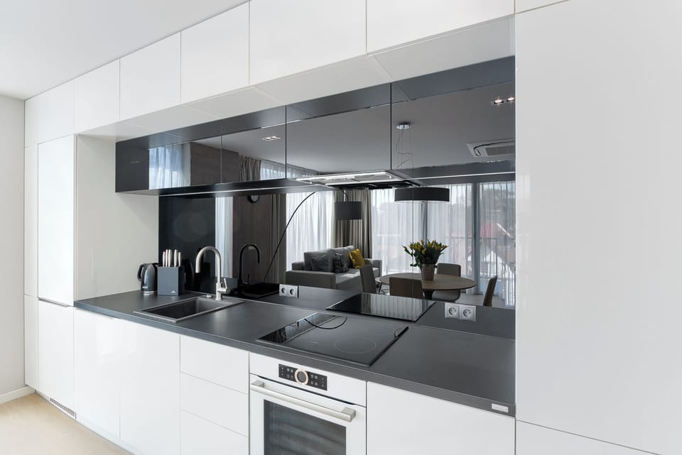 Deluxe Apartment | Private kitchen | Stovetop, dishwasher, electric kettle, cookware/dishes/utensils