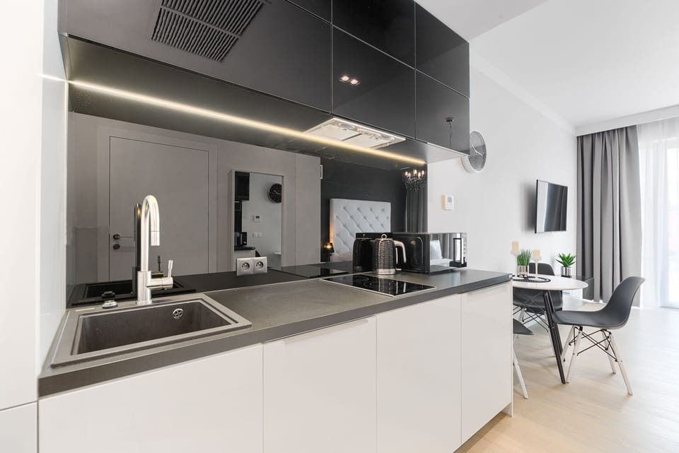 Deluxe Studio Suite | Private kitchen | Stovetop, dishwasher, electric kettle, cookware/dishes/utensils